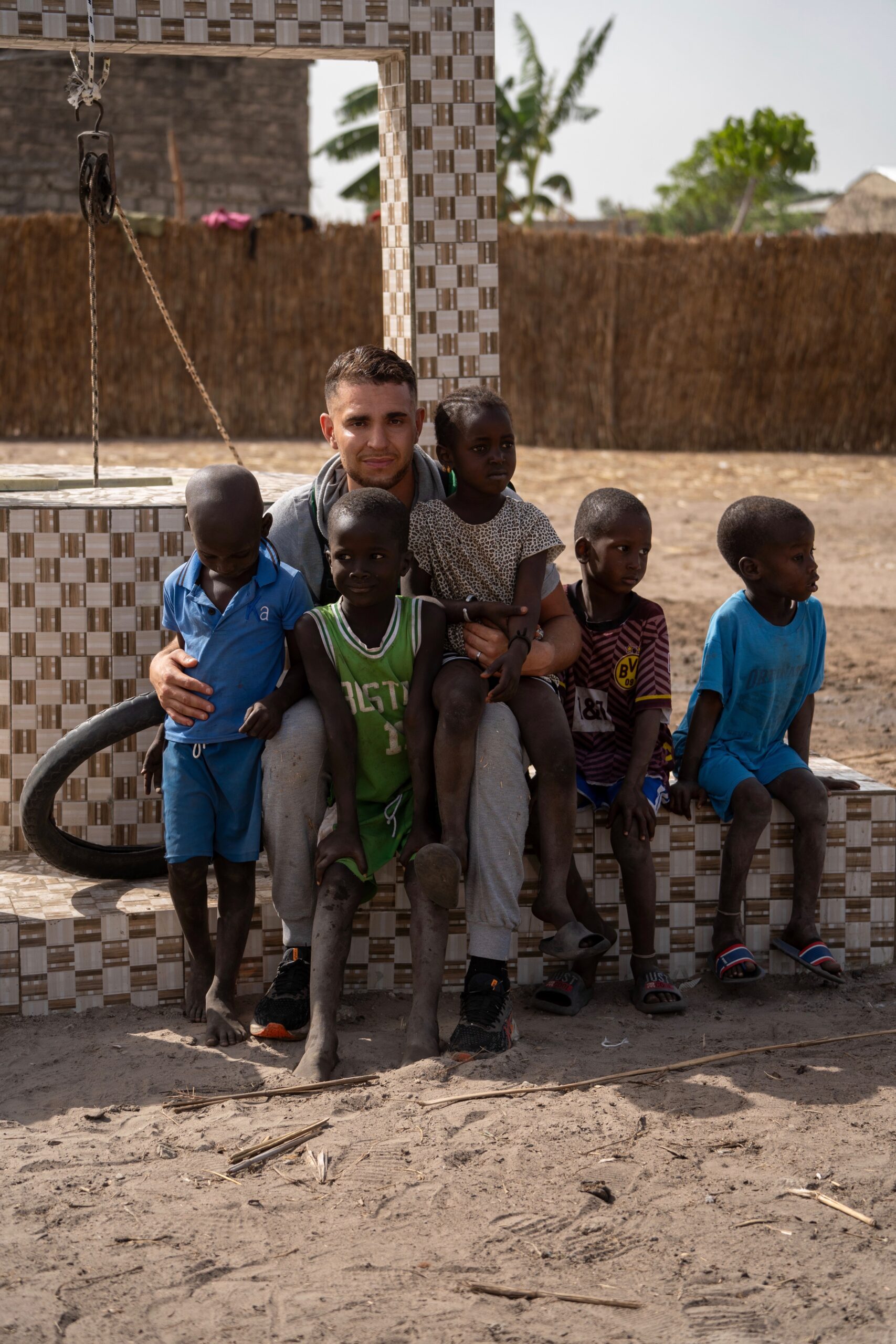 Walid, co-fondateur de Dunya Charity, entouré d'enfants