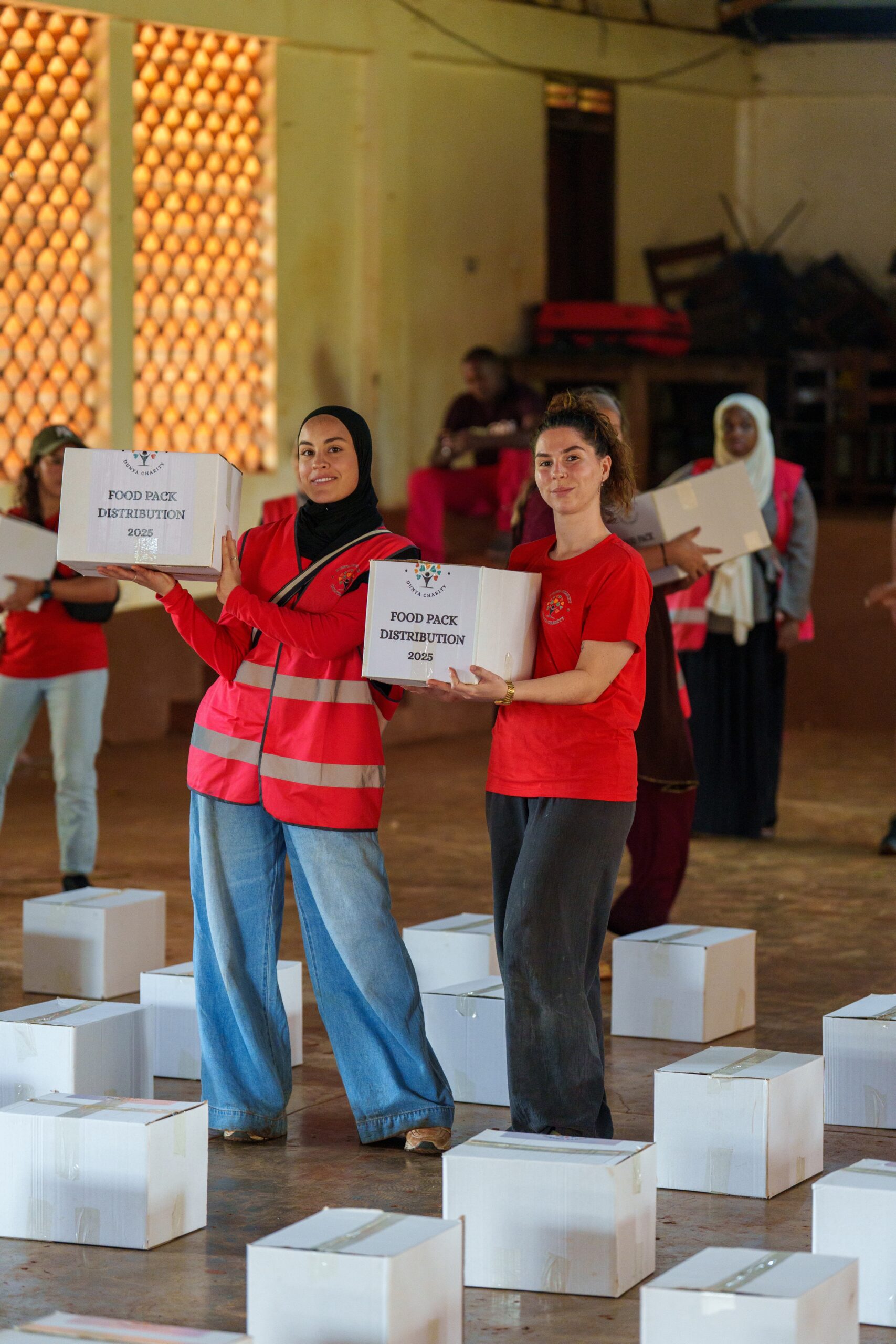 Bénévoles Dunya Charity avec un panneau